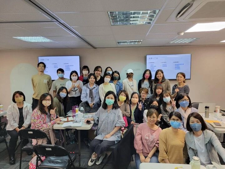 鄭閔薇 Bibi 擔任公益基金會內訓講師，與學員合影