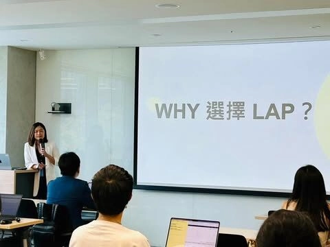鄭閔薇 Bibi 擔任 LAP 實戰營講師，現場授課主題為 WHY 選擇 LAP