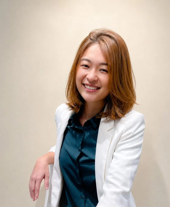 宇動數位創辦人鄭閔薇 Bibi 肖像照，白色西裝外套