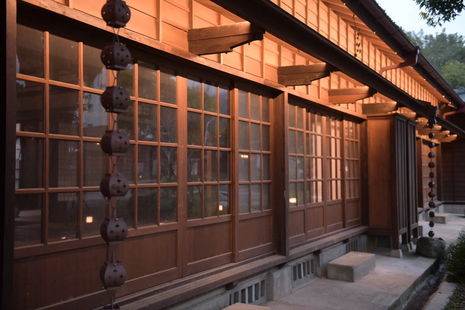 東部古蹟園區日式建築外觀，餐廳訂位成本壓低至 100 以下