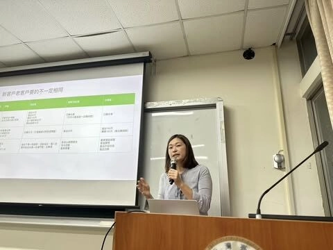 鄭閔薇 Bibi 於台大國家發展研究所擔任分享講者授課照片